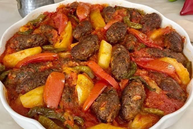 Pilav üstü salçalı köfte